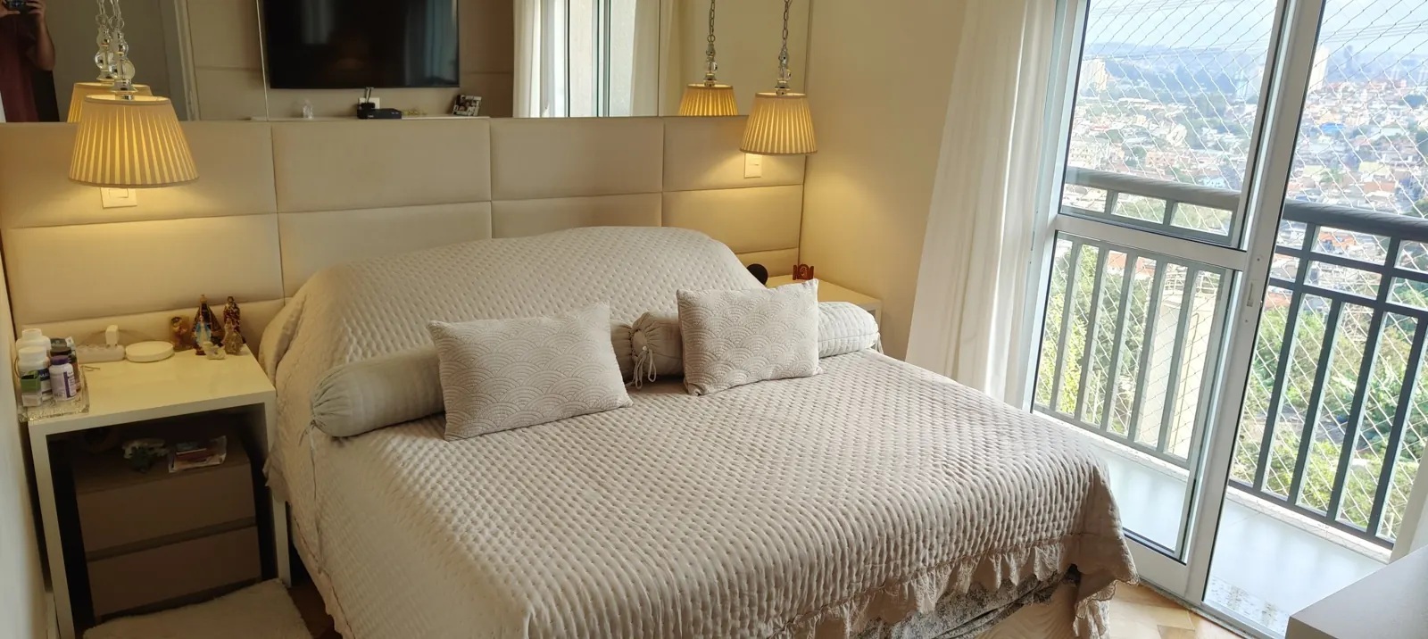 Quarto claro com cama e varanda