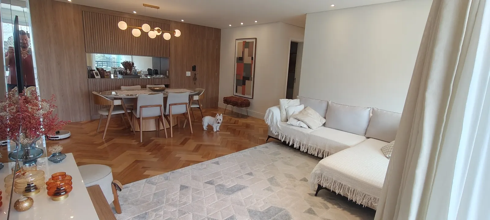 Sala de estar clara integrada à área de jantar